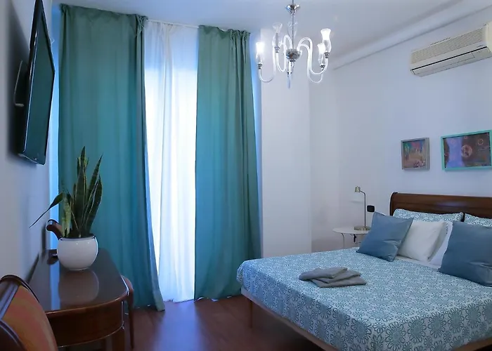 L.t. Savoia Palace & Cavour C.l.