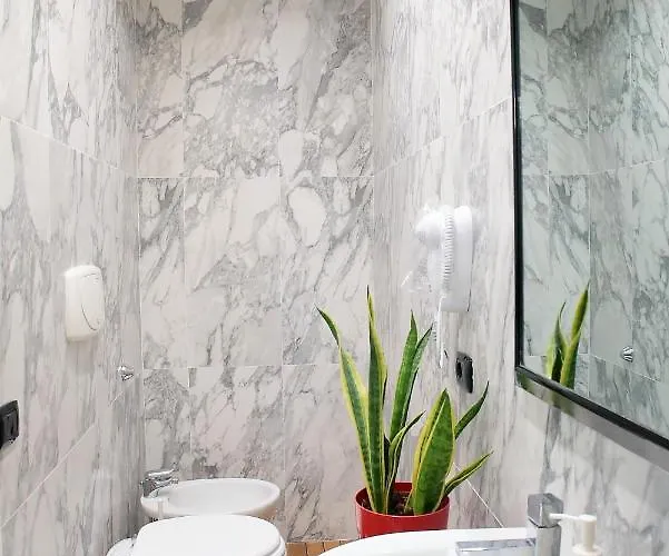 L.t. Savoia Palace & Cavour C.l.